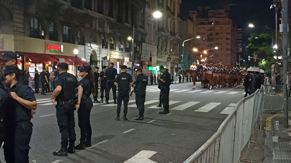 Mientras Milei permanezca en el recinto, los Granaderos esperarán sobre Av. Callao, dentro del anillo de seguridad dispuesto por el comando unificado