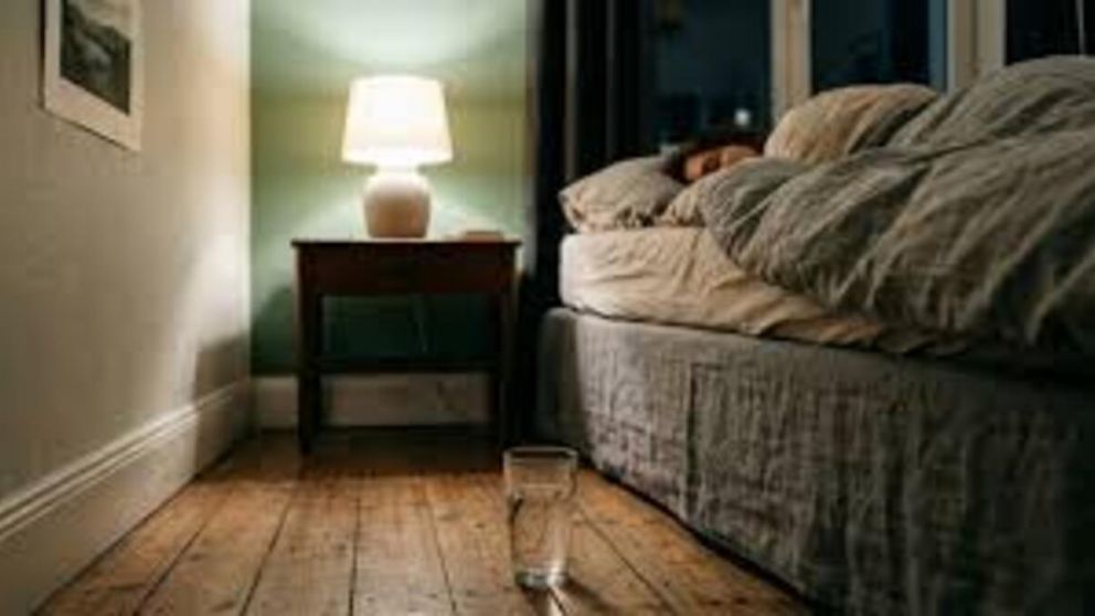 El ritual del vaso con agua bajo la cama: qué significa y para qué sirve según el Feng Shui