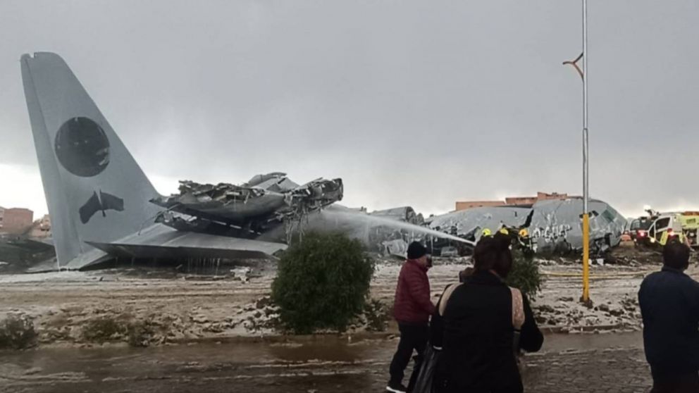Cayó un avión militar lleno de dinero en Bolivia y la policía usó gases lacrimógenos para dispersar saqueadores