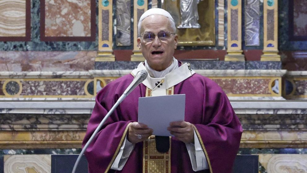 El papa León XIV durante el rezo del Ángelus en la Plaza de San Pedro, donde pidió frenar la escalada de violencia en Medio Oriente.