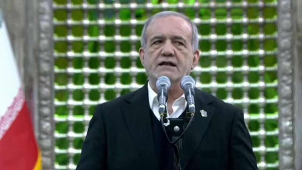 El presidente iraní Masoud Pezeshkian durante un mensaje televisado en el que advirtió sobre una respuesta militar "con poder" frente a sus enemigos.