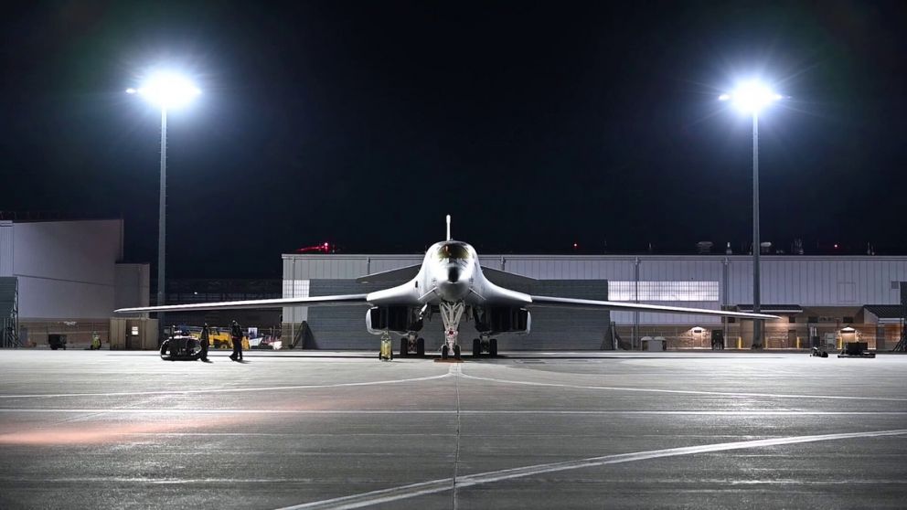 Bombarderos estratégicos estadounidenses durante una misión de largo alcance en el marco de la Operación Furia Épica.