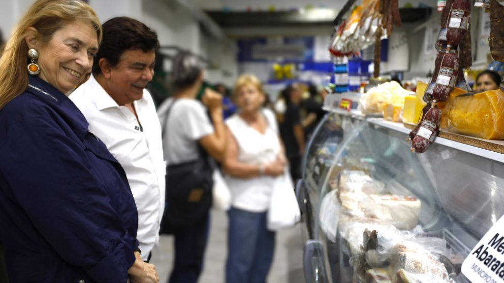 Fernando Espinoza inaugur� un nuevo Mercado de Abaratamiento con alimentos a mitad de precio