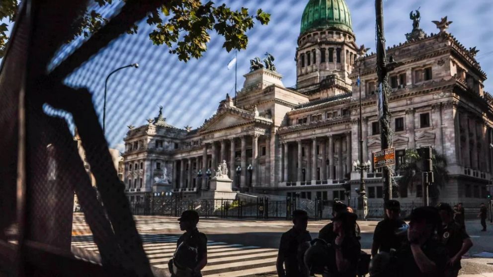 Despliegan un operativo de seguridad en la zona del Congreso por alerta