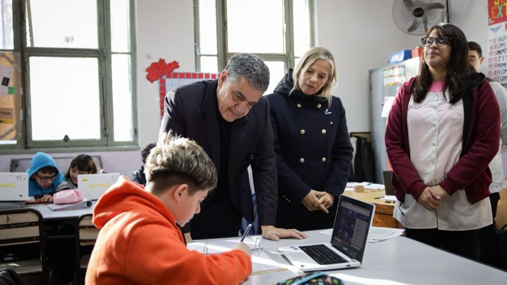 La Ciudad de Buenos Aires prohibió el uso de celulares en las clases de escuelas secundarias públicas y privadas