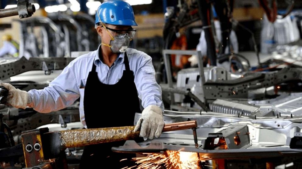 Los trabajadores registrados pierden por la baja de empleos y de salario