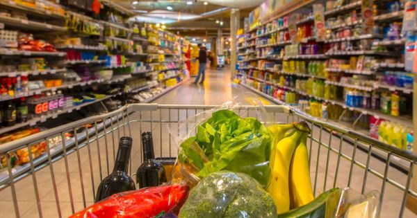 Consumo en Argentina cae 5,1%: familias optan por segundas marcas