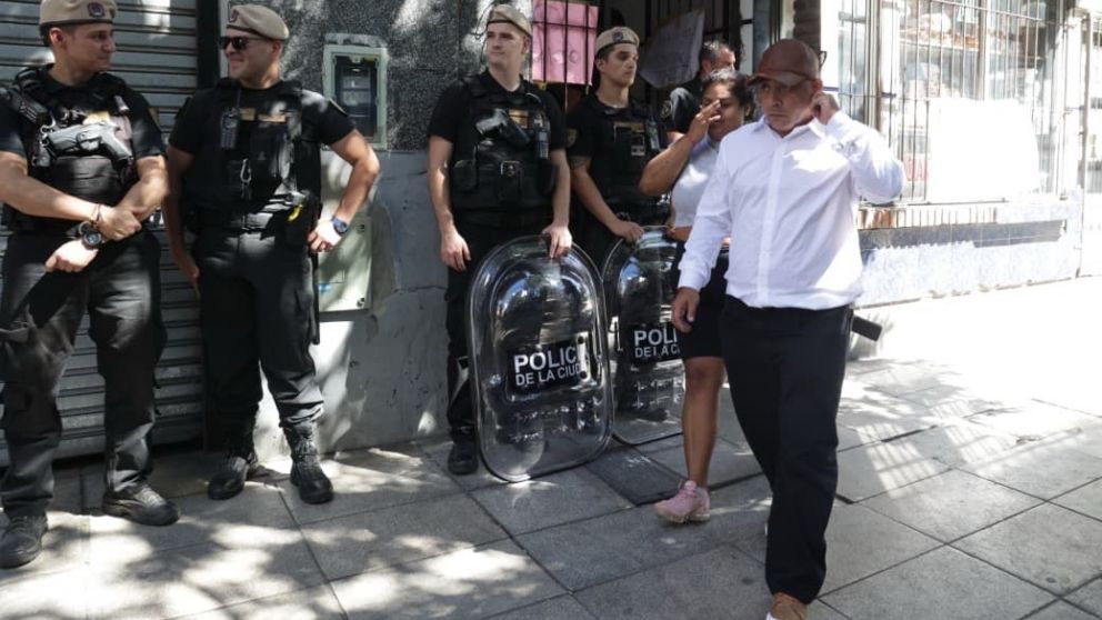 En el operativo de desaolojo se presentó el legislador kirchnerista Alejandro "Pitu" Salvatierra