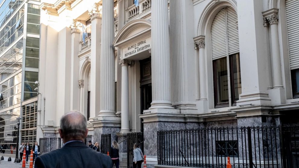 El REM del Banco Central elevó la proyección de inflación para 2026 al 26,1%, con expectativas de 2,7% para febrero y un dólar mayorista de $1.429 en marzo.