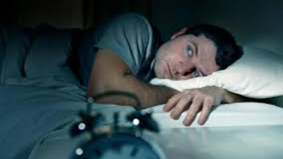 Despertarse varias veces en la madrugada: qué hay detrás de este fenómeno según la psicología