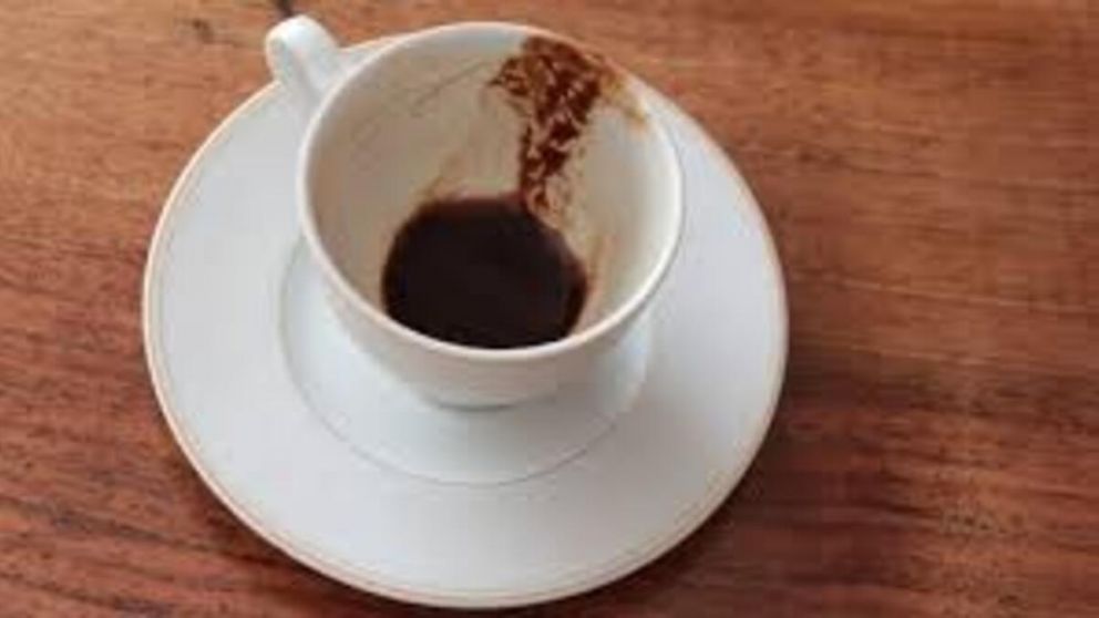 Qué significa no terminar el café o el té y dejar siempre un resto en la taza, según la psicología