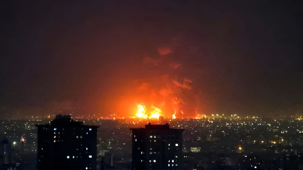 Israel bombarde� refiner�as y reservas de petr�leo en Teher�n y Netanyahu asegur� que la ofensiva contra Ir�n continuar� sin pausas.