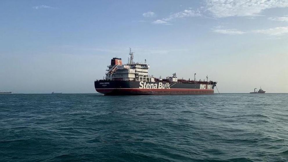 Irán atacó un petrolero en el estrecho de Ormuz y advirtió que hundirá cualquier buque enemigo.