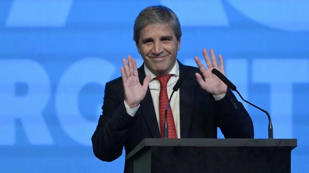 Caputo habla de "riesgo kuka" mientras crece el riesgo en la economía real