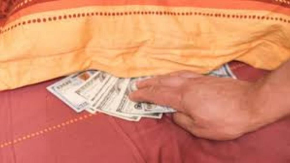Dormir con un dólar cerca: el curioso consejo del Feng Shui para atraer prosperidad