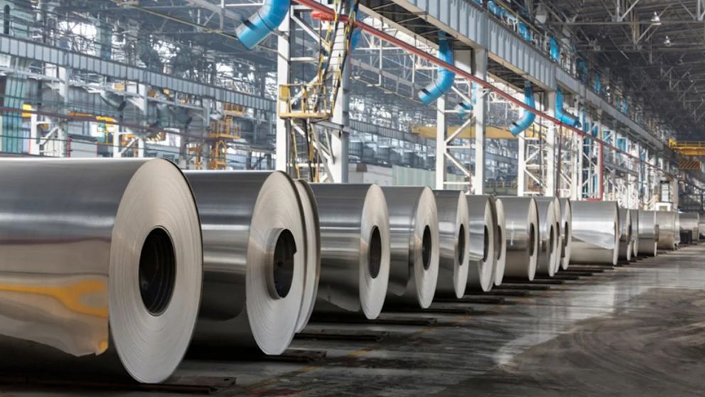 El precio del aluminio alcanza máximos de cuatro años por el conflicto en Medio Oriente y el riesgo de interrupciones en el suministro a través del estrecho de Ormuz.