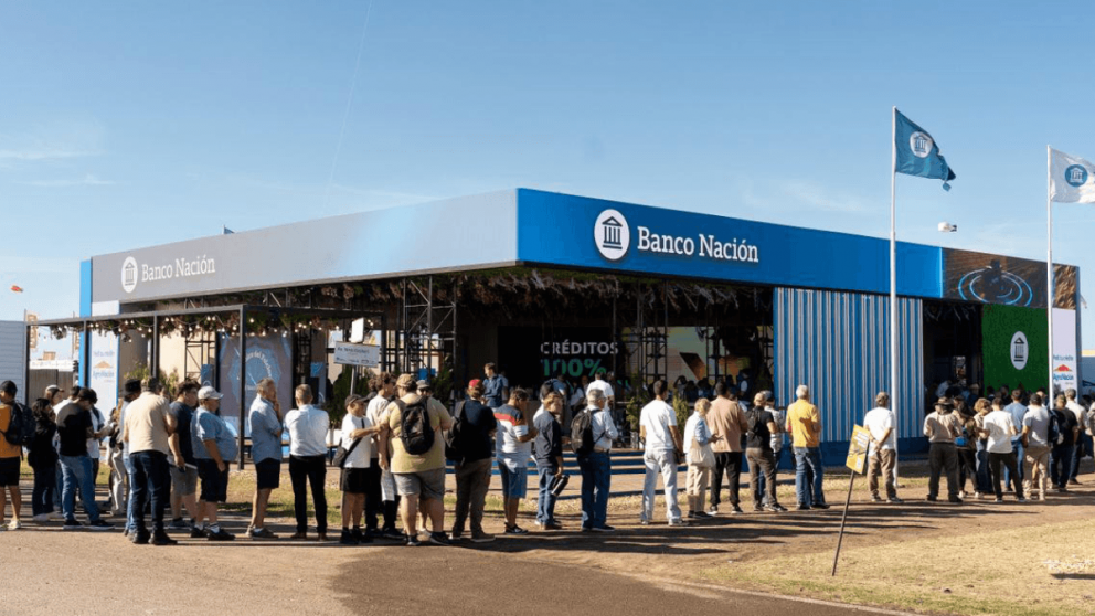 El Banco Naci�n y el Banco Provincia anunciaron en Expoagro 2026 cr�ditos en d�lares a tasa 0% para financiar maquinaria agr�cola e inversiones del sector agropecuario.