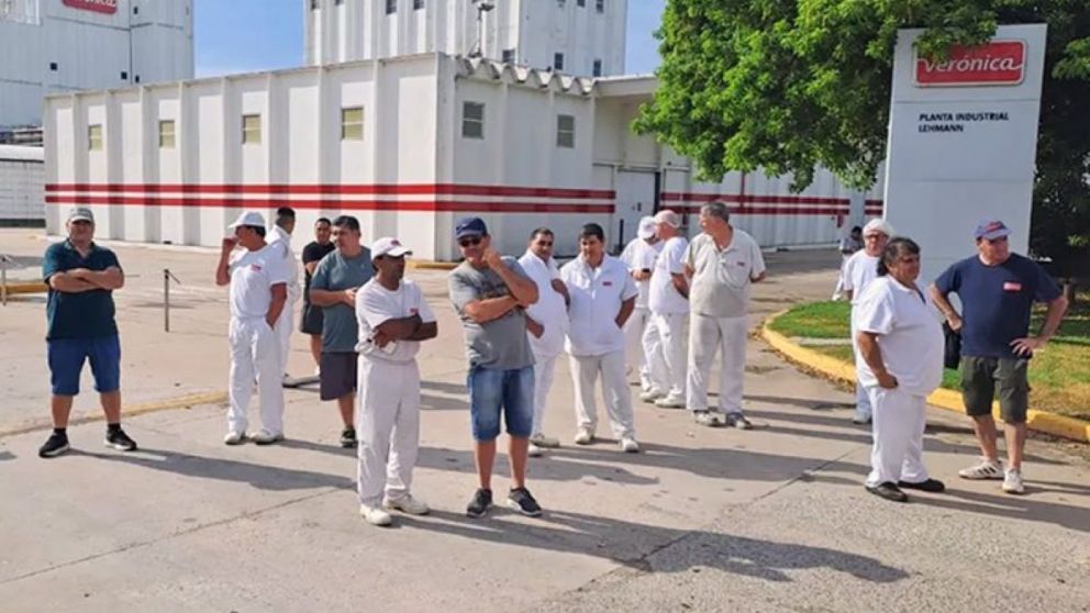 Los dueños de Verónica abandonaron a sus casi 700 trabajadores y cerraron las plantas