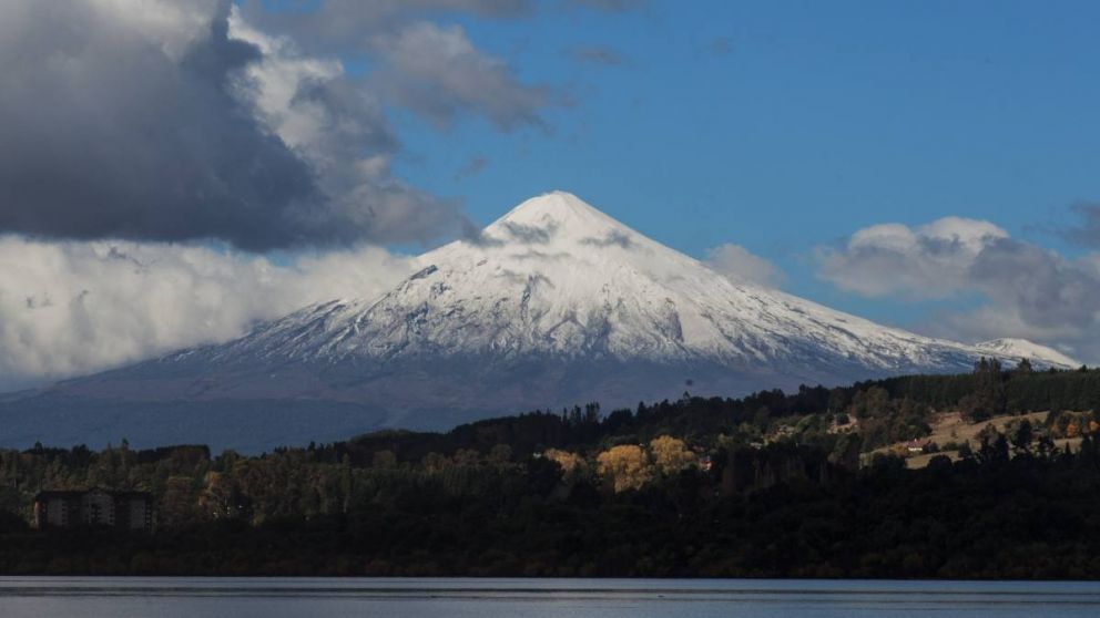 Detectaron aumento de actividad en el volcán Villarrica, en Chile, cerca de Neuquén, y mantienen monitoreo preventivo ante posibles riesgos volcánicos