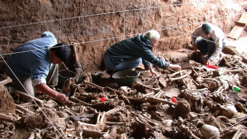 Según detalló el Equipo Argentino de Antropología Forense (EAAF), encontraron el primer conjunto de restos óseos
a los cinco días de iniciadas las excavaciones