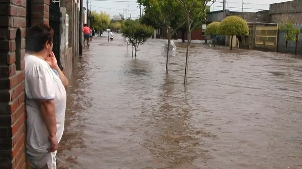 Las crecidas de r�os y arroyos provocaron inundaciones y anegamiento de calles, lo que dificulta la circulaci�n y el traslado de docentes y estudiantes