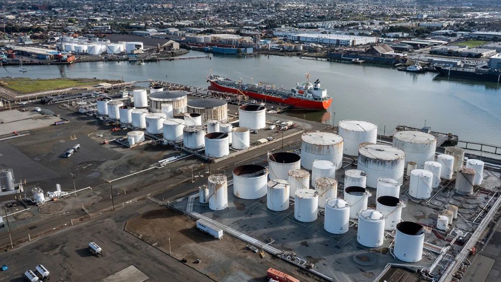 La Agencia Internacional de la Energía acordó liberar 400 millones de barriles de petróleo de reservas estratégicas para compensar el impacto del bloqueo del estrecho de Ormuz por la guerra con Irán.