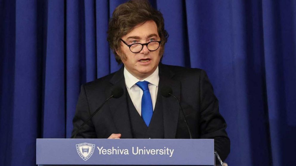 Javier Milei durante su exposición ante empresarios en Nueva York, donde cuestionó a industriales y generó la respuesta pública de la UIA.