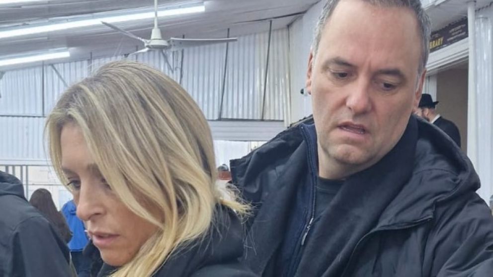 Filtran un video de Adorni y su esposa subiendo a un avión privado