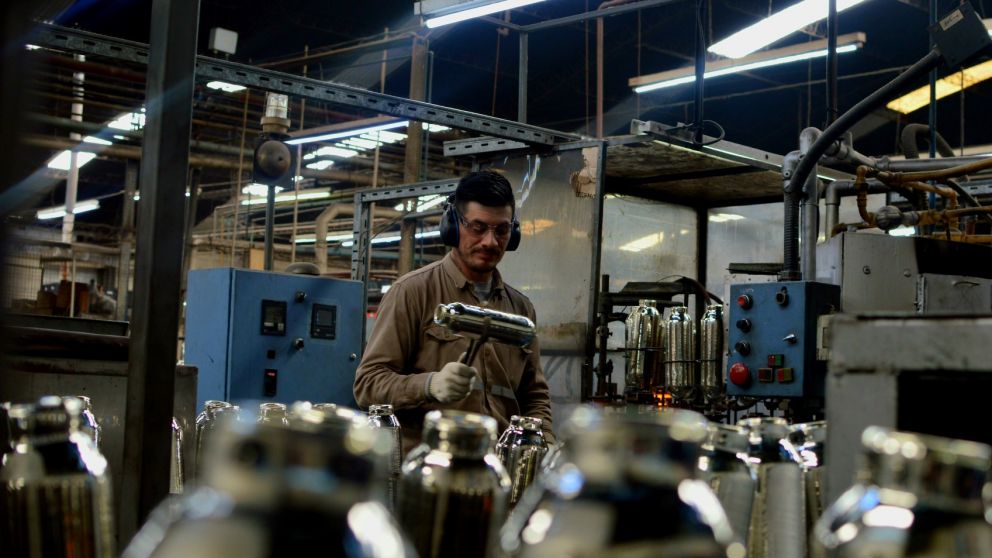 La emblemática fabricante de termos fundada en 1941 apagó sus hornos de vidrio en Tortuguitas