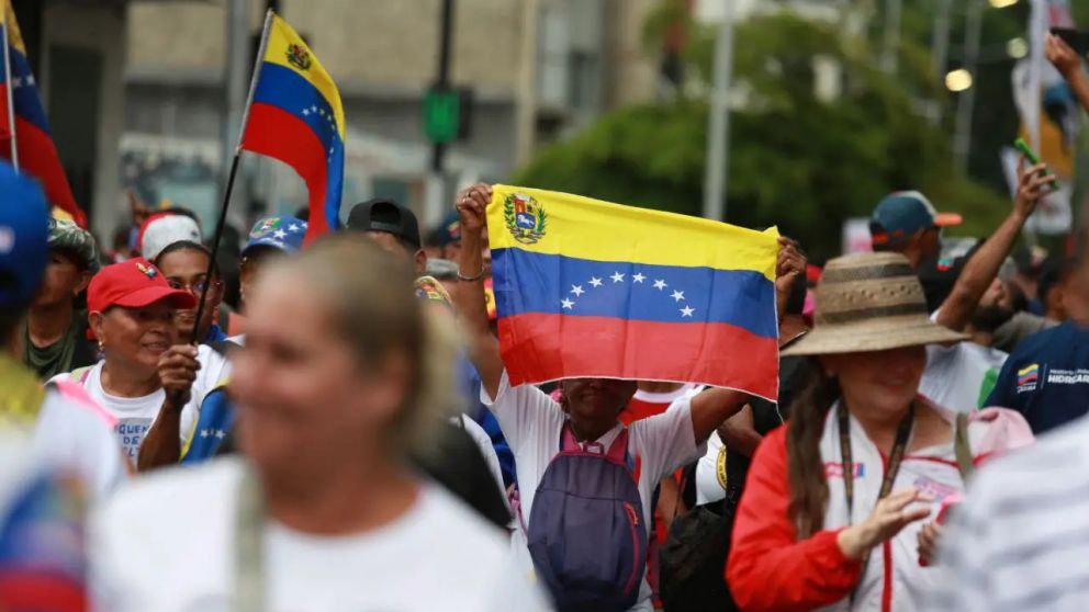 Miles de personas marcharon en Caracas para pedir la liberación de Nicolás Maduro y Cilia Flores, detenidos en Estados Unidos tras el operativo militar de enero