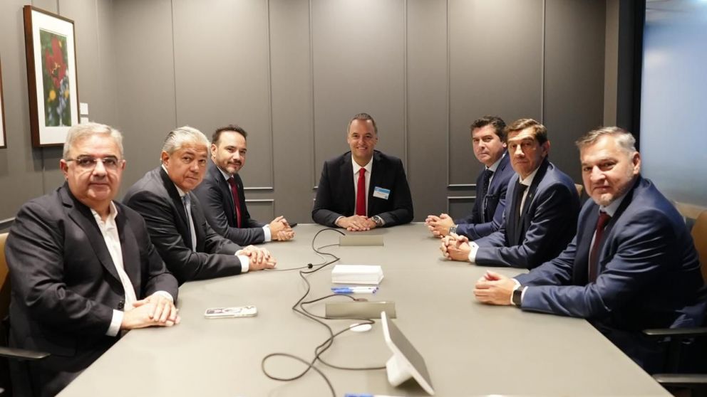 Adorni junto a un grupo de gobernadores