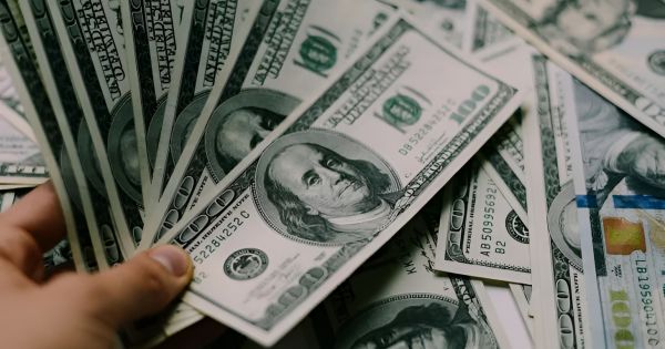 Dólar blue se mantiene en $1.435: análisis y proyecciones