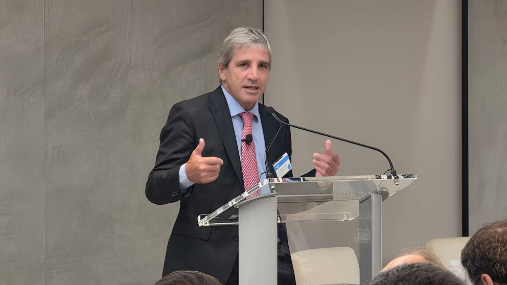 El ministro Luis Caputo expuso la estrategia oficial de deuda ante especialistas del mercado de capitales durante el simposio del IAEF