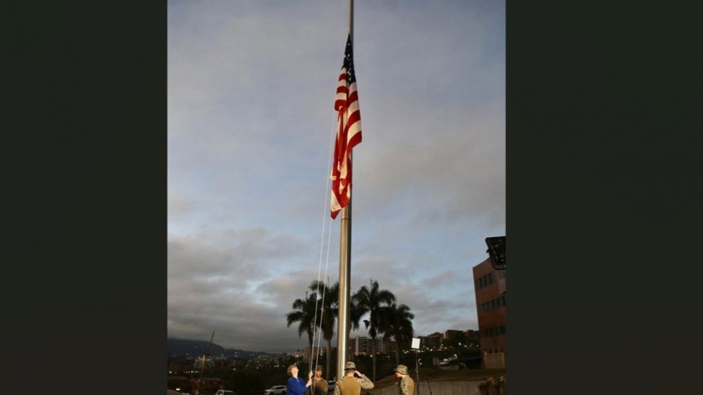 La bandera de EEUU vuelve a ondear en su embajada en Caracas tras siete años