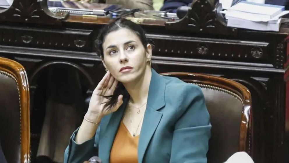 Marcela Pagano acusó a Adorni de presunto enriquecimiento ilícito