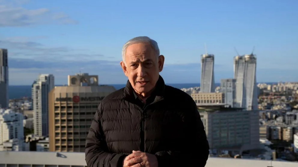 Con diez dedos, un café y ninguna herida, Netanyahu desmintió los rumores de su muerte