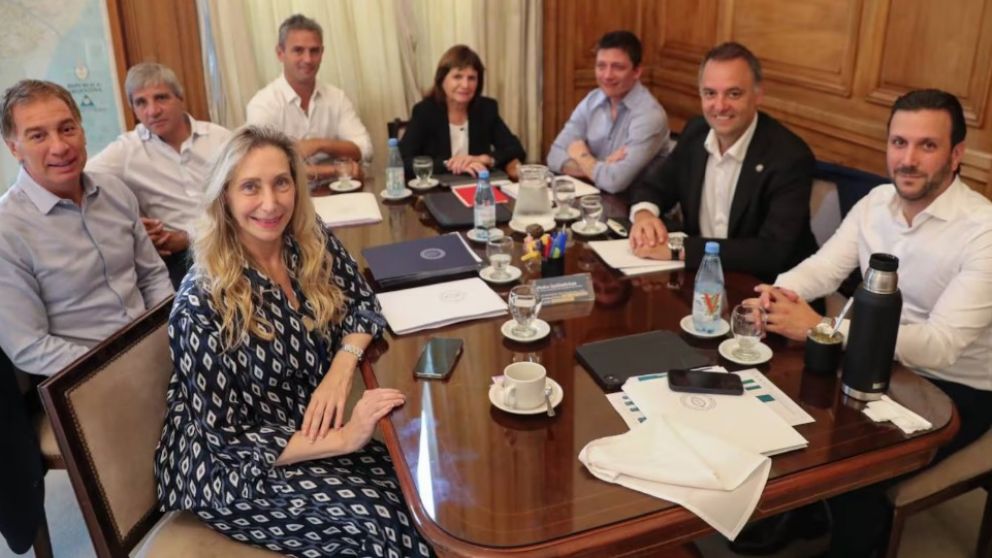 Karina Milei y Manuel Adorni encabezan la mesa pol�tica