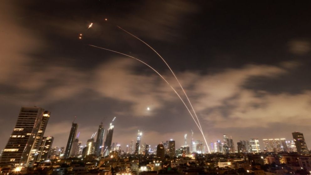 Sistemas de defensa aerea israelies se activaron para interceptar misiles iranies.