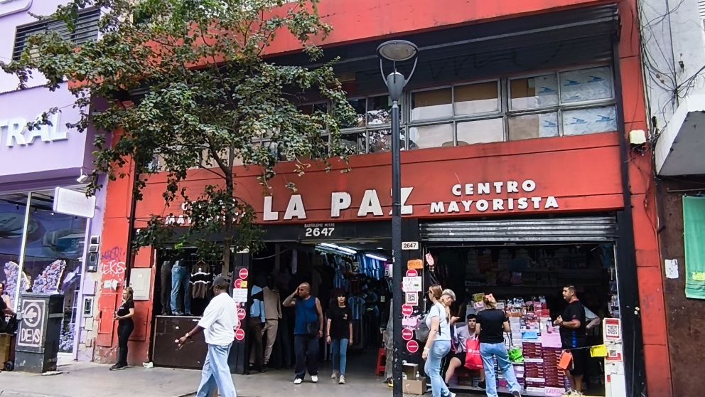 Uno de los centros comerciales más famosos de Once baja la persiana
