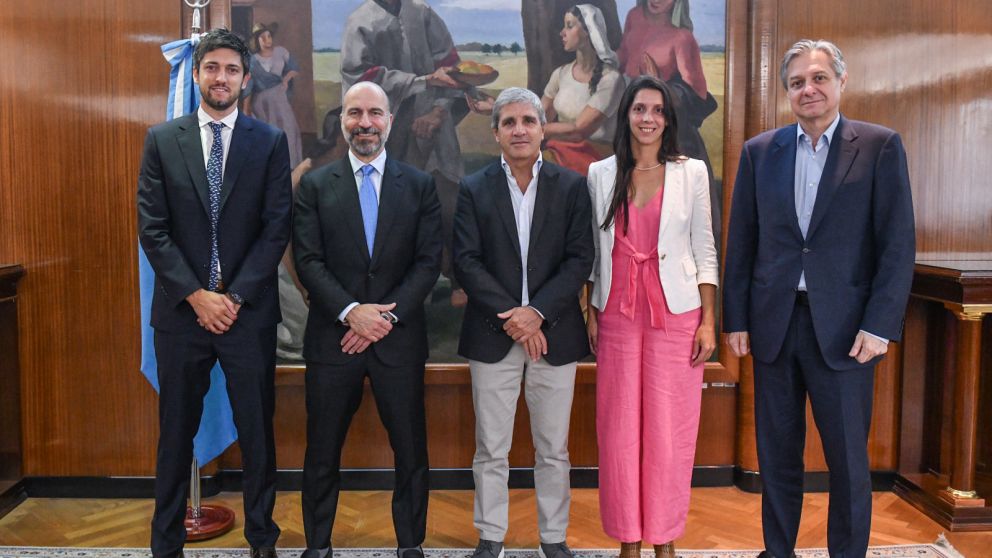 El anuncio oficial incluyó una inversión millonaria y el relanzamiento de un servicio de delivery en el país.
