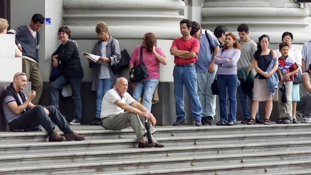 Personas en búsqueda de empleo, en un contexto de suba de la desocupación según datos oficiales del Indec