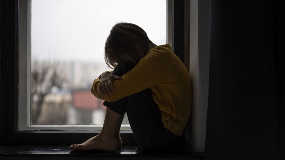 Si estás atravesando una crisis emocional o tenés pensamientos de suicidio, podés llamar al Centro de Asistencia al Suicida: 135 (gratuito, las 24 horas)