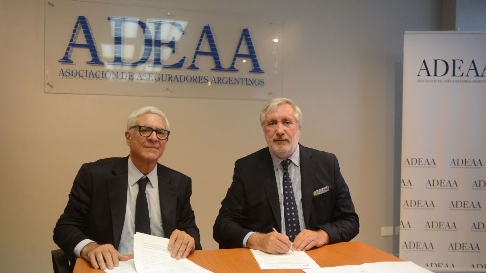 Dr. Aldo �lvarez, Presidente de ADEAA, junto al Dr. Julio M. Conte-Grand, Procurador General de la Suprema Corte de Justicia de la Provincia de Buenos Aires en la firma de los convenios de cooperaci�n (Foto: Hern�n Nersesian)