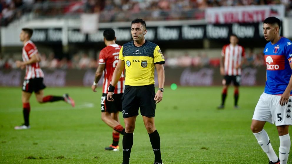 Luis Lobo Medina está designado como árbitro para dirigir Banfield-Tigre