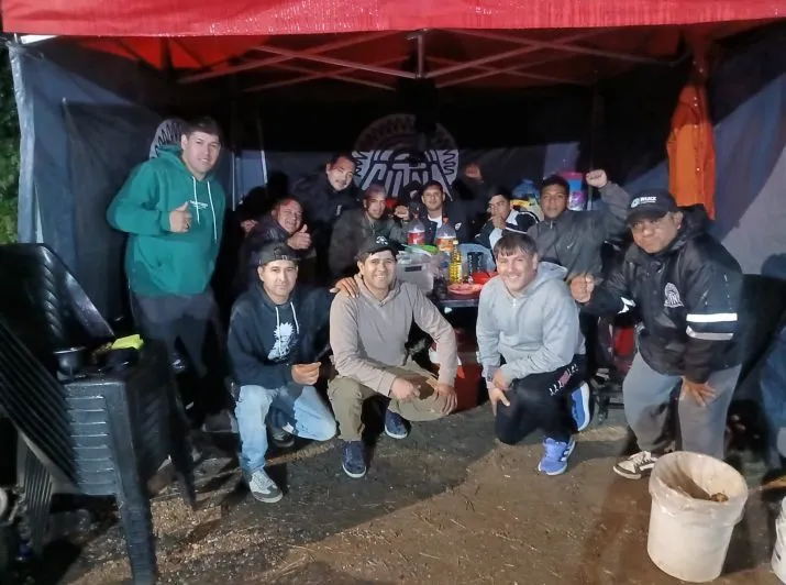 Trabajadores de la recapadora Ruiz de Córdoba acampan en la puerta hace 20 días y piden la reapertura 