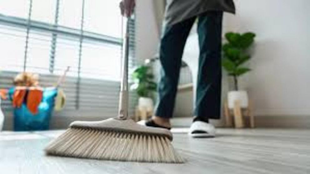Cómo barrés tu casa puede definir tu suerte: la advertencia del Feng Shui