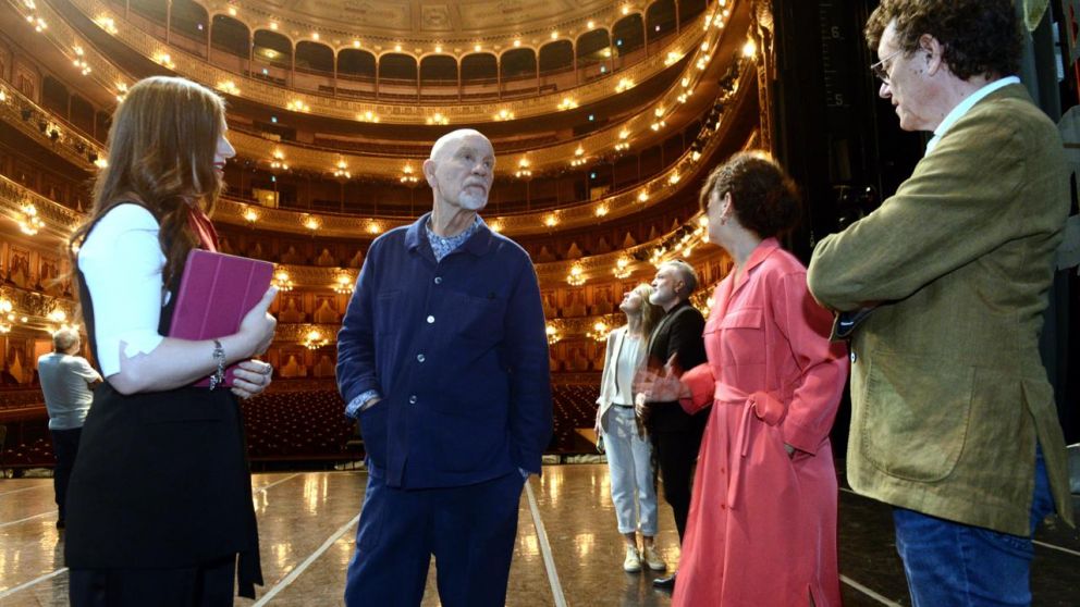 John Malkovich suelto en Buenos Aires: Teatro Colón, asado y fotos en el Obelisco