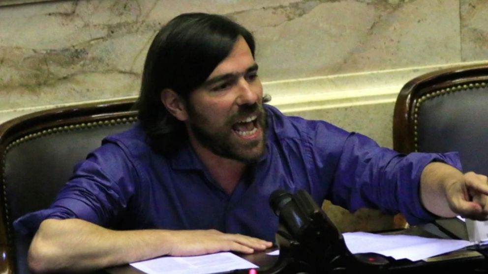 "En vez de dar las explicaciones de cómo Adorni paga o no sus vuelos en aviones privados, o sus propiedades, ahora acusan a una persona", criticó del Caño