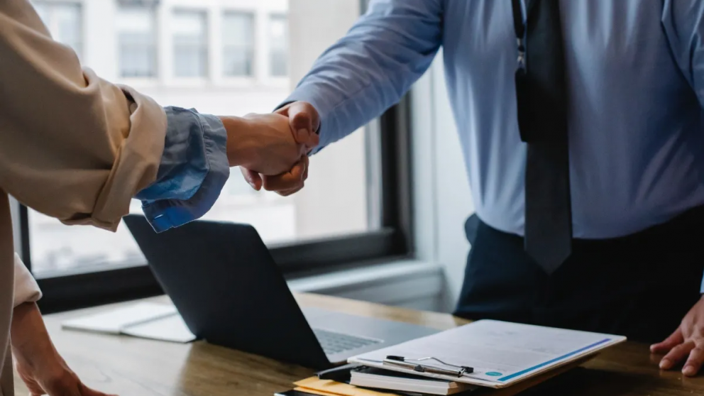 La falta de empleos formales empuja a muchos a aceptar condiciones precarias, sin aportes ni cobertura social
