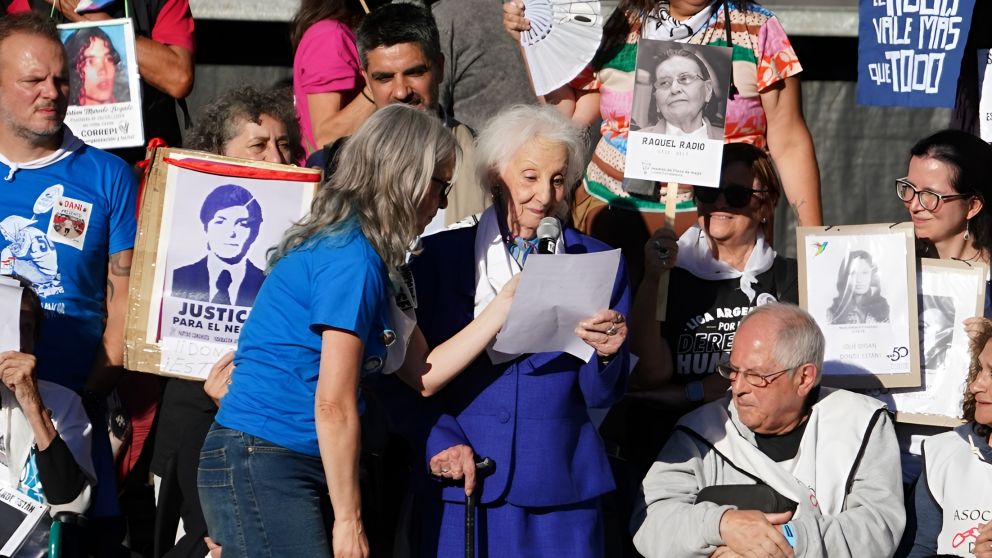 Acto por los 50 a�os del golpe en Plaza de Mayo: organismos de derechos humanos ratificaron los 30 mil desaparecidos y pidieron saber d�nde est�n